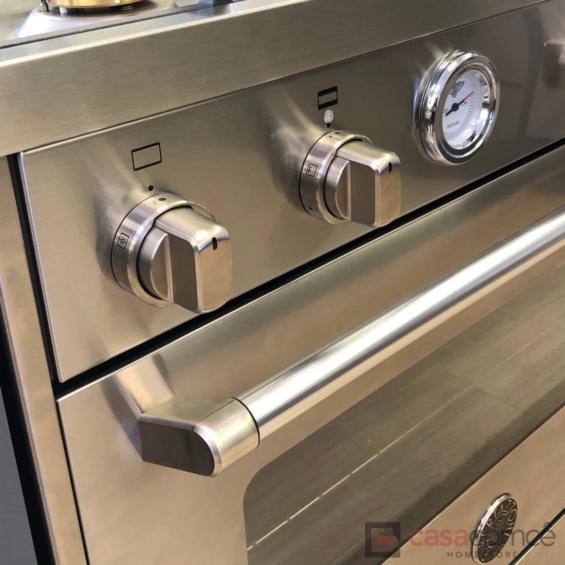 Fogão Bertazzoni Master Inox 90cm 5 Bocas Forno a Gás 142 Litros: fogão de piso inox escovado com 5 botões, puxador robusto e termômetro no painel