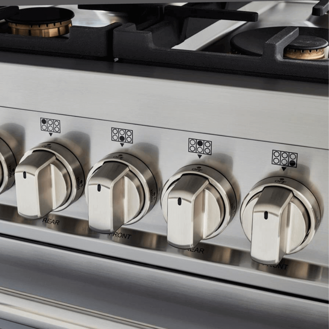 Fogão Bertazzoni Master Inox 122cm 6 Bocas Forno á Gás Duplo 201L - close-up de painel inox com botões, trempes e queimadores em latão