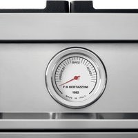 Fogão Bertazzoni Master Inox 90cm 5 Bocas Forno a Gás 169 Litros – painel em inox escovado com termômetro analógico e detalhes estilo fogão italiano