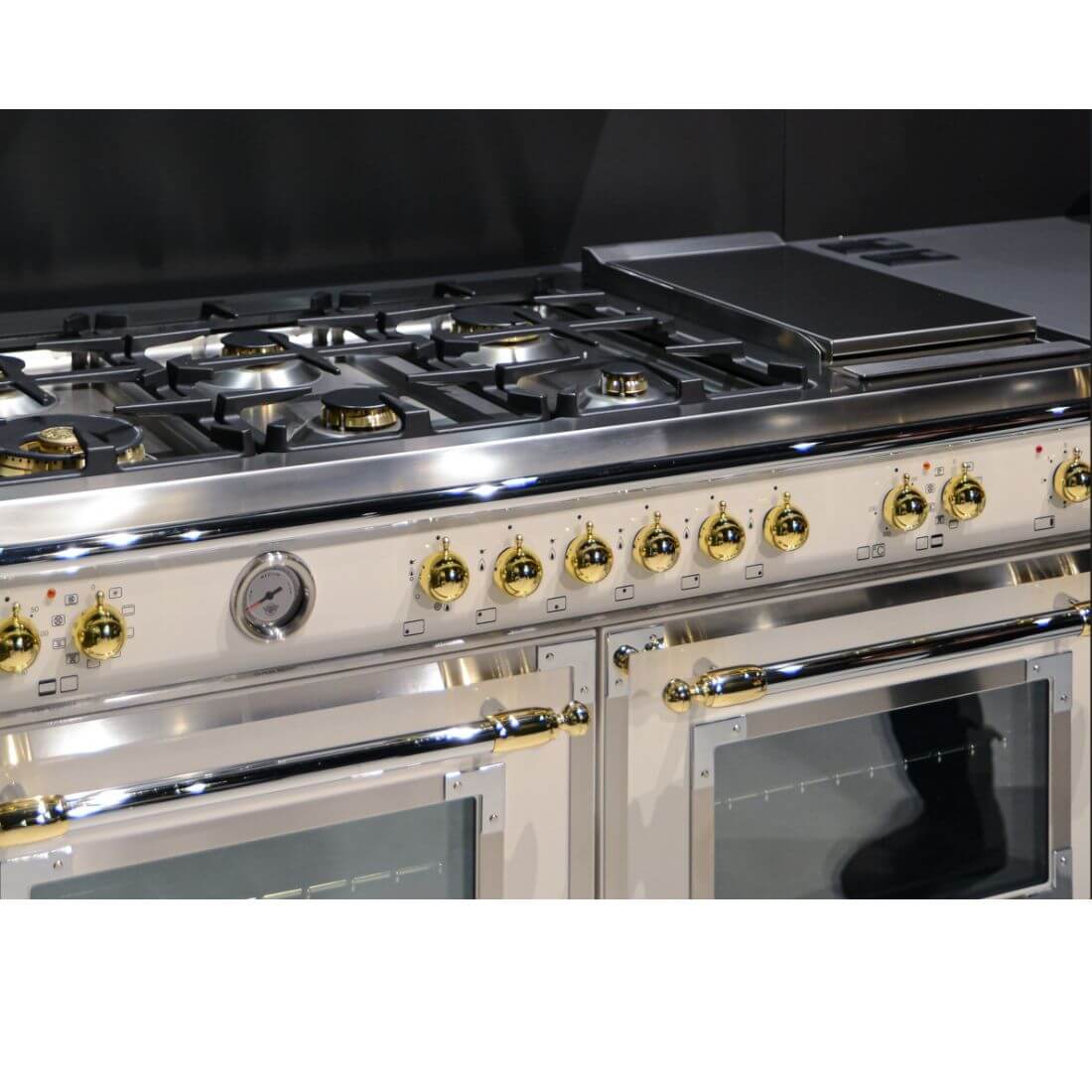 Fogão Bertazzoni Heritage Marfim 120cm 6 Bocas Forno Elétrico 138L — fogão de piso marfim com 6 bocas, grelhas em ferro fundido, puxadores e botões dourados