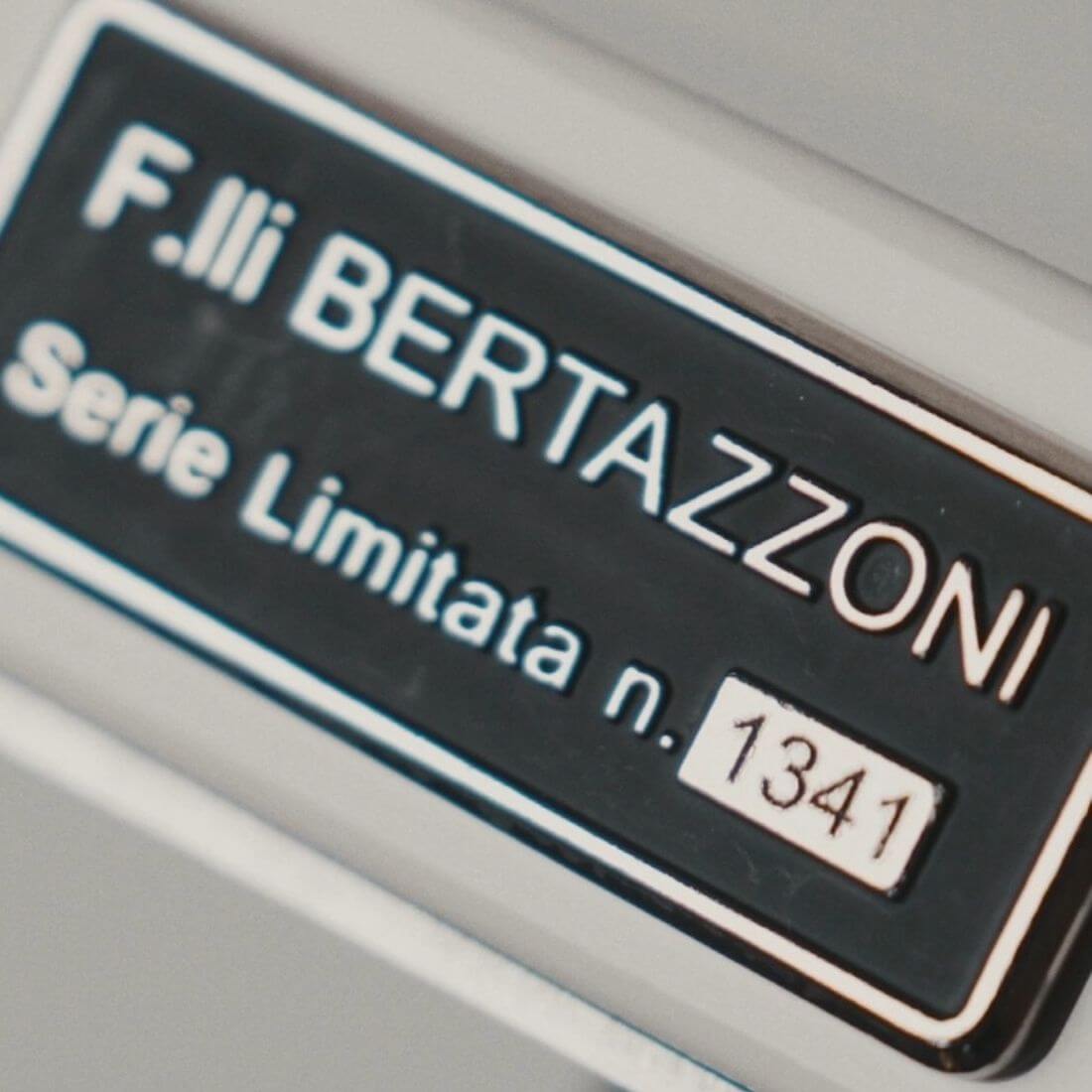 Fogão Bertazzoni Heritage Inox 90cm 6 Bocas Forno Elétrico 103L - placa Serie Limitata inox preta indicando número de série 1341