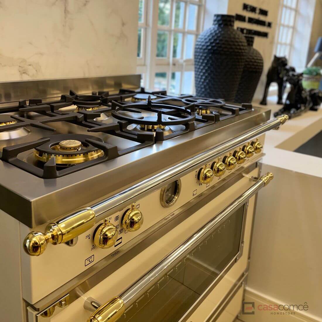 Fogão Bertazzoni Heritage Marfim 90cm 6 Bocas Forno Elétrico 103L fogão de piso marfim com acabamento premium, grelhas em ferro fundido e puxadores dourados