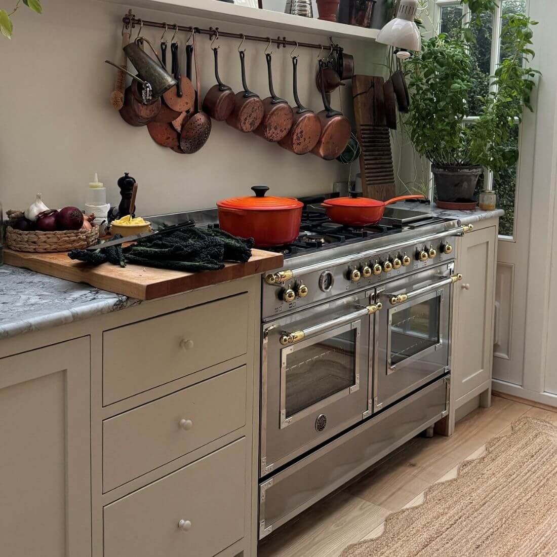 Fogão Bertazzoni Heritage Inox 120cm 6 Bocas Forno Elétrico 138L fogão de piso inox com 6 bocas, forno elétrico duplo, puxadores dourados e design italiano