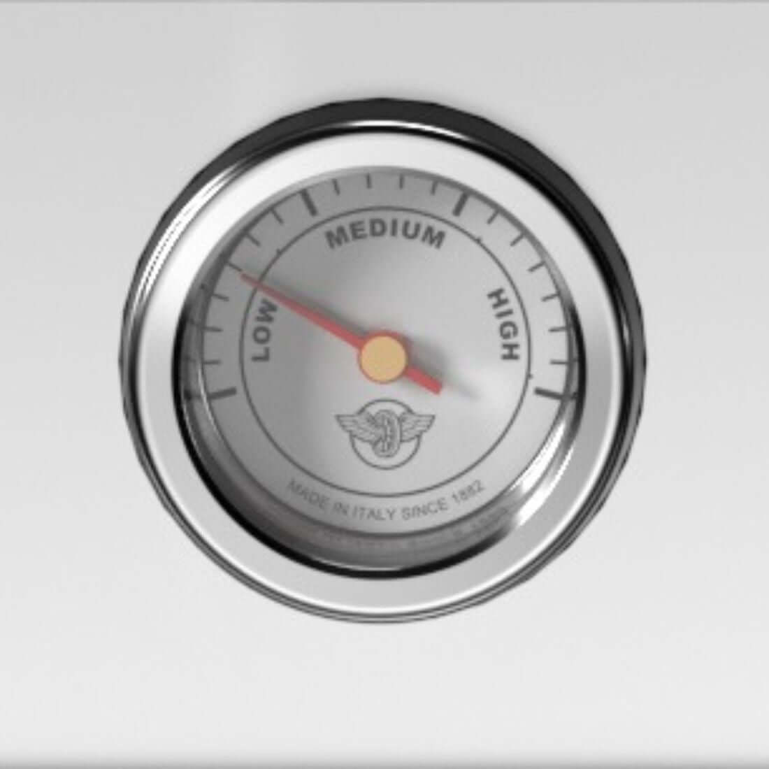 Fogão Bertazzoni Heritage Marfim 120cm 6 Bocas Forno Elétrico 138L: detalhe do termômetro redondo em inox com ponteiro indicando médio