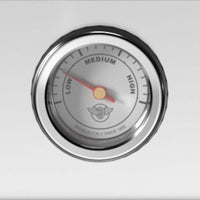 Fogão Bertazzoni Heritage Marfim 120cm 6 Bocas Forno Elétrico 138L: detalhe do termômetro redondo em inox com ponteiro indicando médio