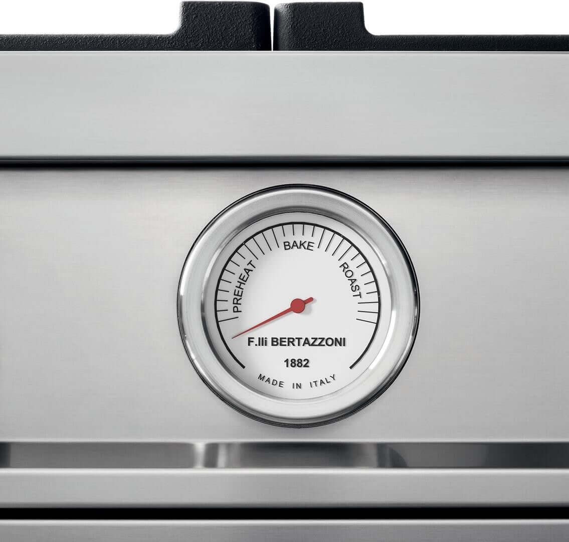 Fogão Bertazzoni Master Inox 120cm 6 Bocas Forno Elétrico Duplo 138L - close-up do termômetro do forno em inox escovado, design italiano e painel cromado