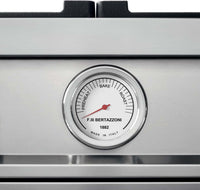 Fogão Bertazzoni Master Inox 120cm 6 Bocas Forno Elétrico Duplo 138L - close-up do termômetro do forno em inox escovado, design italiano e painel cromado