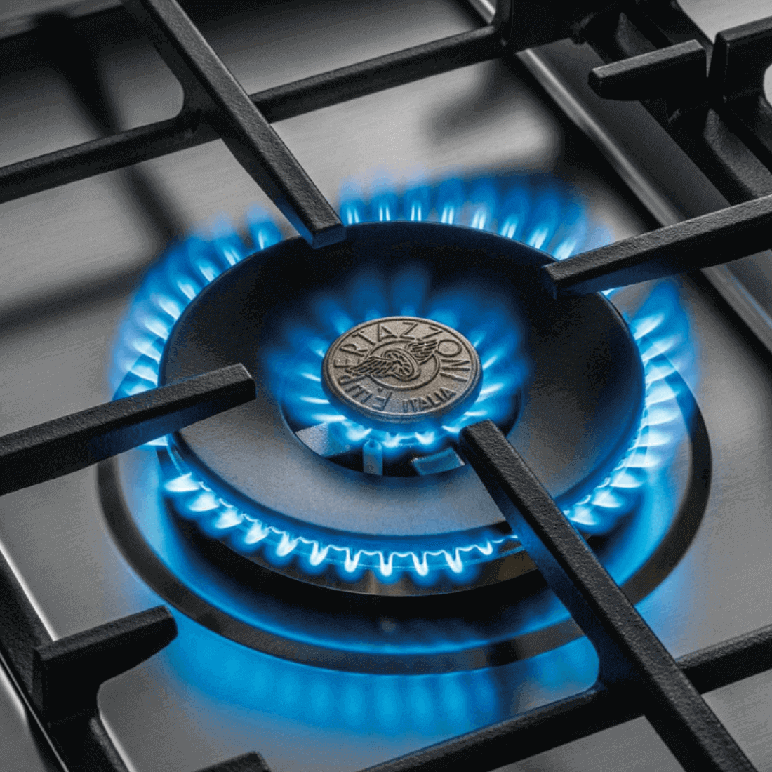 Fogão Bertazzoni Master Inox 122cm 6 Bocas Forno á Gás Duplo 201L — close-up de queimador Sabaf em inox com chama azul e trempe em ferro fundido