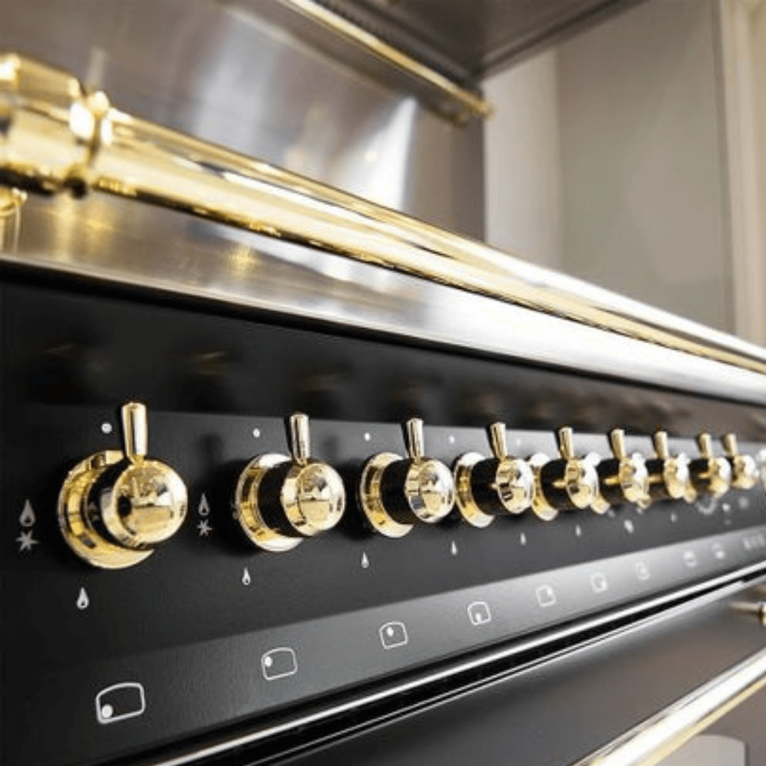 Fogão Lofra Dolcevita Preto 120cm 7 Bocas Forno Elétrico Duplo 124L - painel preto com botões dourados, puxadores e design profissional de piso