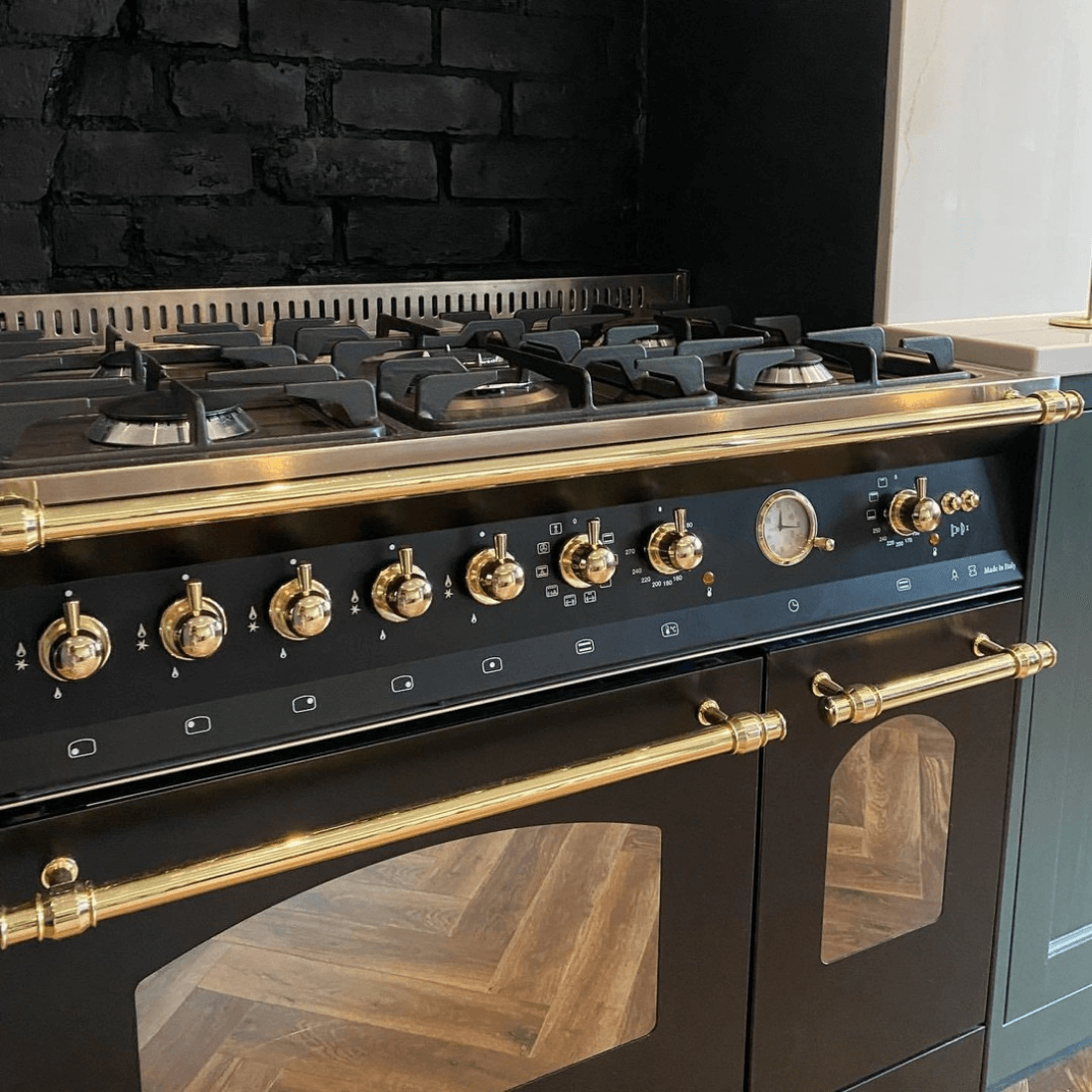 Fogão Lofra Dolcevita Preto 90cm 5 Bocas Forno Duplo Elétrico 106L fogão de piso preto fosco com botoeiras e puxadores dourados e grelhas profissionais