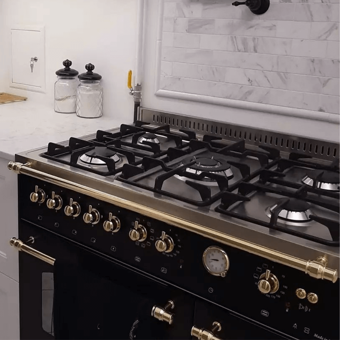 Fogão Lofra Dolcevita Preto 90cm 5 Bocas Forno Duplo Elétrico 106L — fogão de piso preto fosco com acabamento dourado, 5 queimadores Sabaf e grelhas em ferro fundido