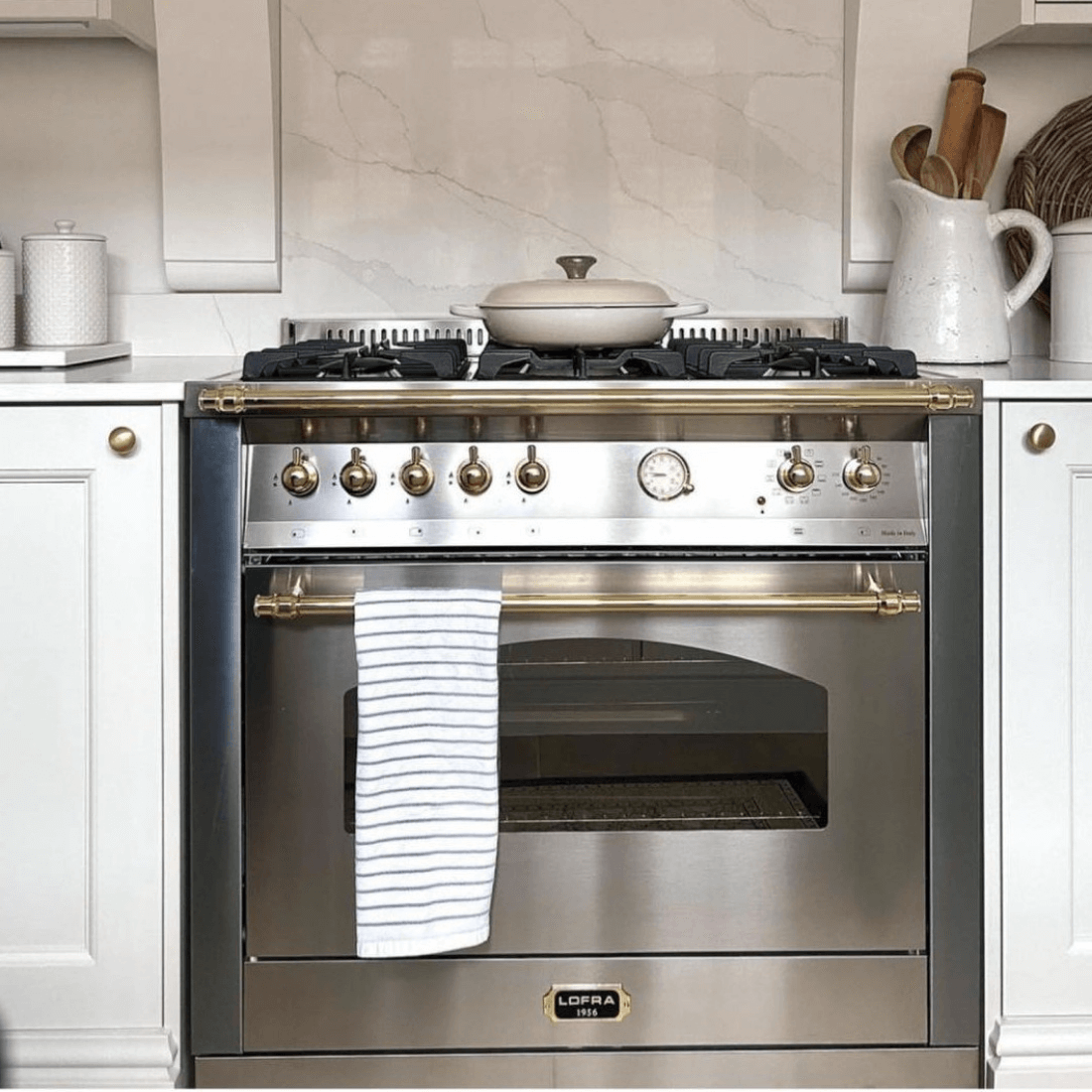 Fogão Lofra Dolcevita Inox 90cm 5 Bocas Forno Elétrico 102L em inox de piso com 5 bocas, grelhas robustas, puxadores dourados e painel analógico