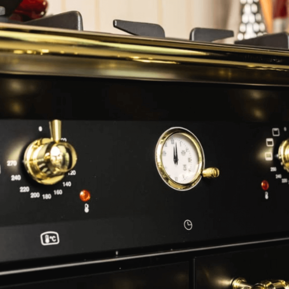 Fogão Lofra Dolcevita Preto 90cm 5 Bocas Forno Duplo Elétrico 106L: painel preto fosco com botões e manômetro dourados, estilo profissional de piso