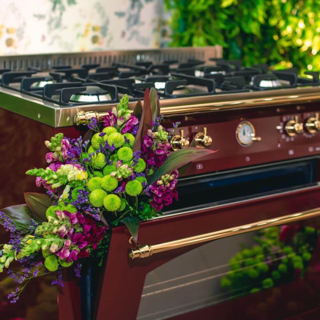 Fogão Lofra Dolcevita Vinho 90cm 5 Bocas Forno Elétrico 102 Litros: fogão de piso vinho com acabamento inox, 5 bocas, queimadores Sabaf e puxadores dourados