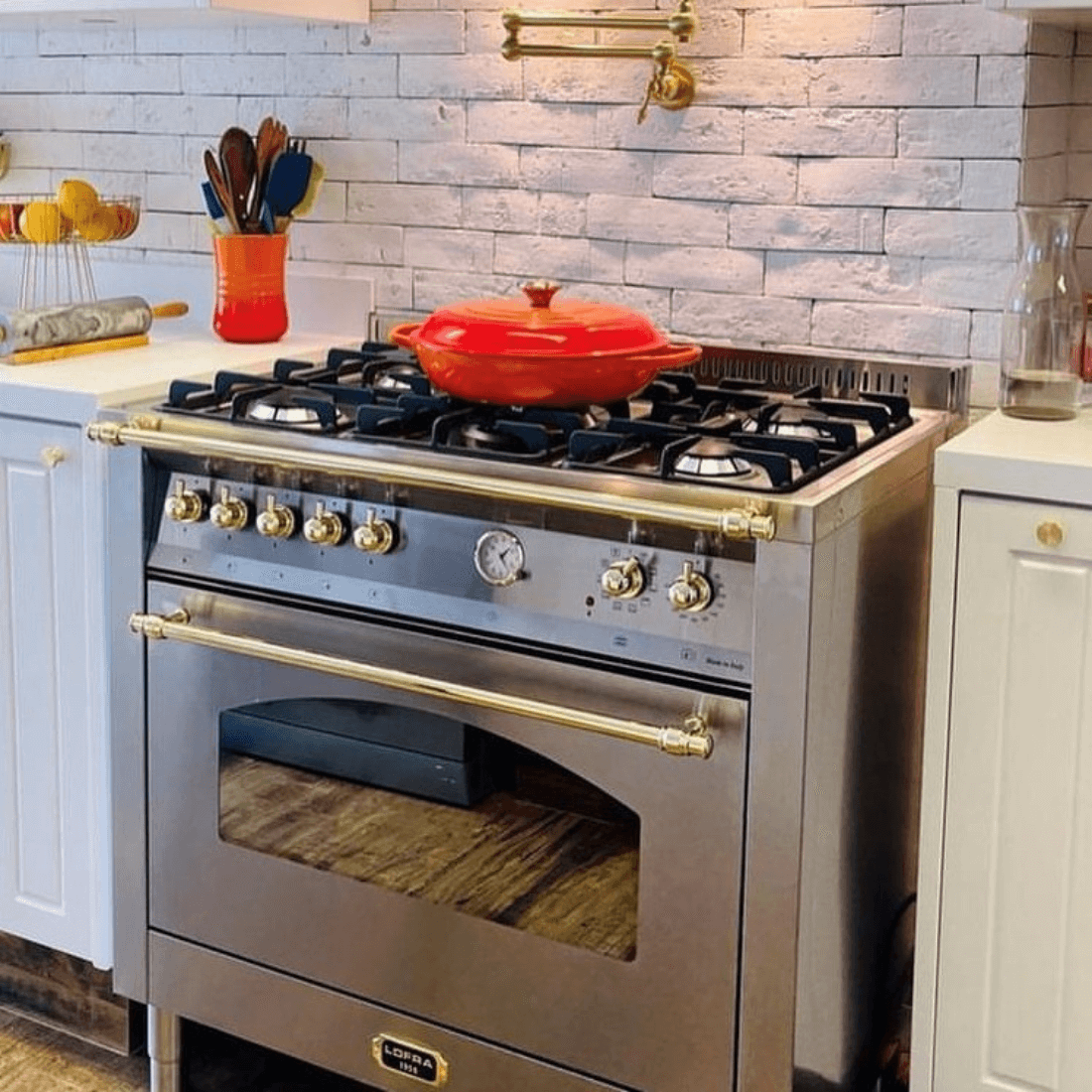 Fogão Lofra Dolcevita Inox 90cm 5 Bocas Forno Elétrico 102L: fogão de piso inox 5 bocas com forno elétrico, grelhas em ferro fundido e puxadores dourados