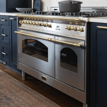 Alt Tag: Fogão Lofra Dolcevita Inox 120cm 7 Bocas Forno Elétrico Duplo 124L - fogão de piso inox escovado com 7 bocas, fornos duplos elétricos, puxadores dourados e grelhas profissionais