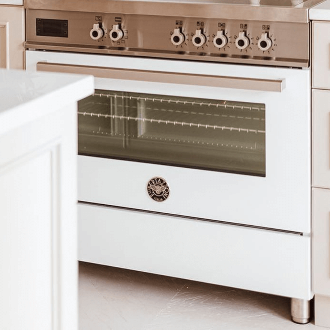 Fogão Bertazzoni Professional Branco 90cm 6 Bocas Forno Elétrico 108L — fogão de piso branco em inox escovado com 6 bocas, forno elétrico e botões inox