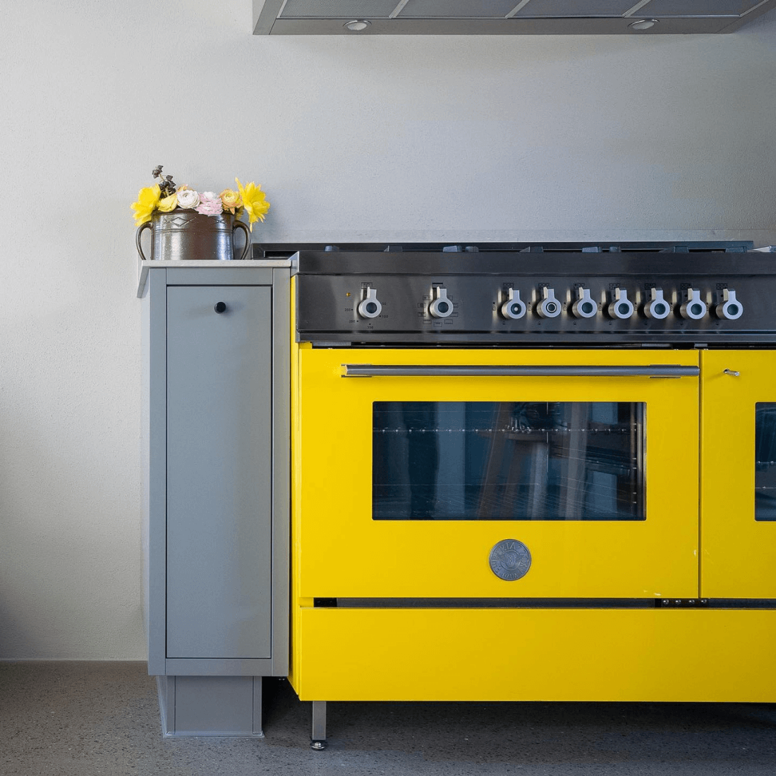 Fogão Bertazzoni Professional Amarelo 120cm 6 Bocas Forno Duplo 138L: fogão profissional de piso amarelo em inox escovado com 6 queimadores e forno elétrico duplo