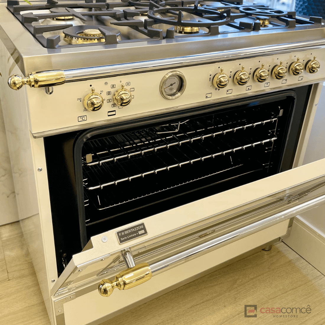 Fogão Bertazzoni Heritage Marfim 90cm 6 Bocas Forno Elétrico 103L: fogão de piso creme com acabamento inox e dourado, grelhas ferro fundido e puxadores clássicos