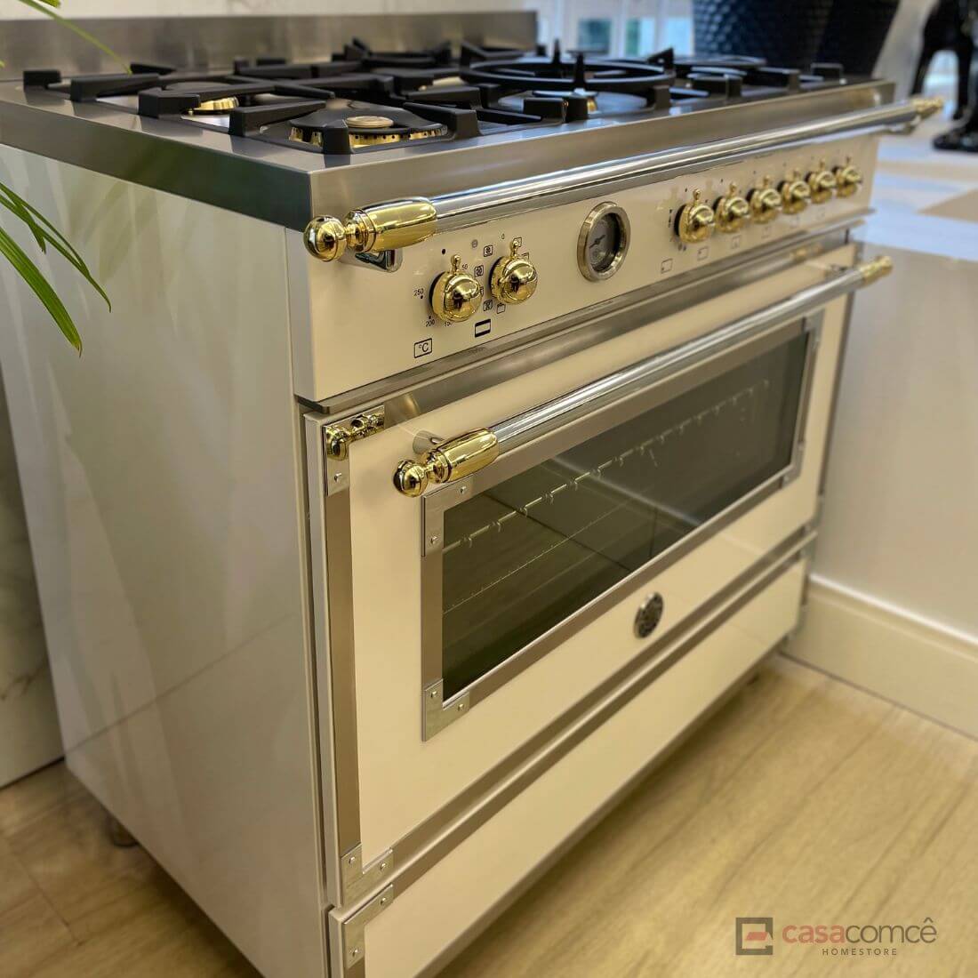 Fogão Bertazzoni Heritage Marfim 90cm 6 Bocas Forno Elétrico 103L: fogão de piso creme com acabamento clássico, puxadores dourados, painel com botões e grelhas ferro fundido