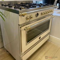 Fogão Bertazzoni Heritage Marfim 90cm 6 Bocas Forno Elétrico 103L: fogão de piso creme com acabamento clássico, puxadores dourados, painel com botões e grelhas ferro fundido