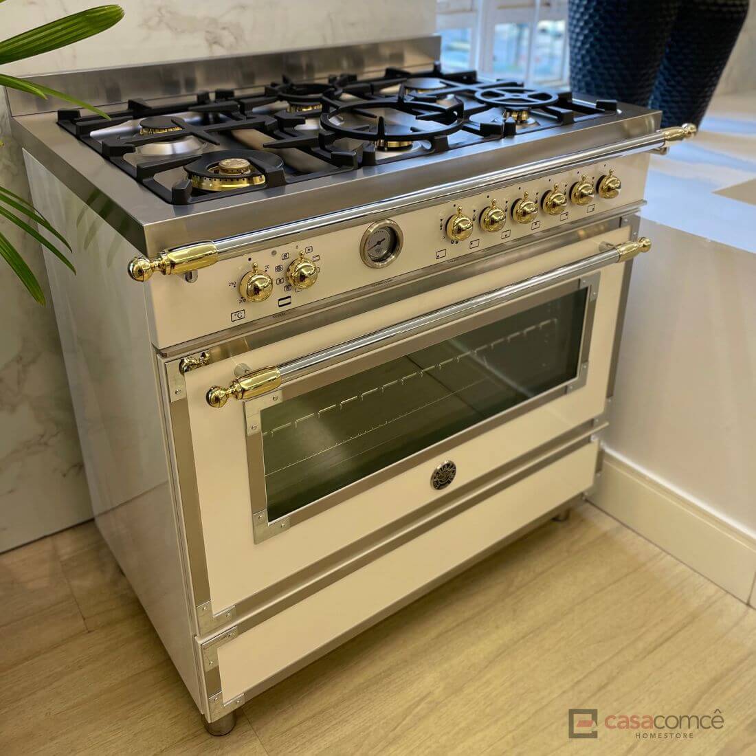 Fogão Bertazzoni Heritage Marfim 90cm 6 Bocas Forno Elétrico 103L - fogão de piso marfim com acabamento em inox, grelhas ferro fundido e puxadores dourados