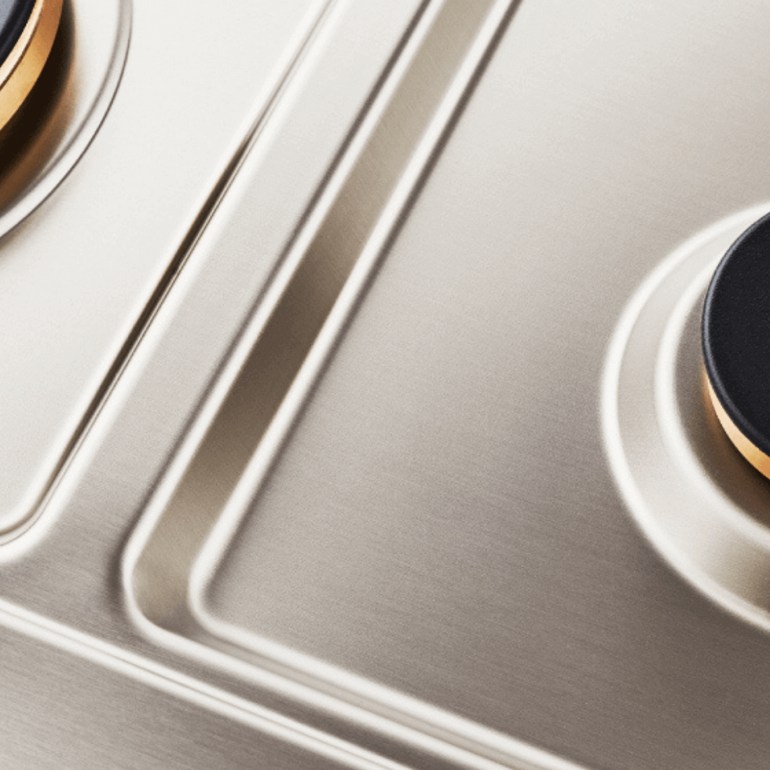 Fogão Bertazzoni Professional Preto 90cm 6 Bocas Forno Elétrico 108L — detalhe inox escovado do tampo preto com queimadores Sabaf e aro dourado