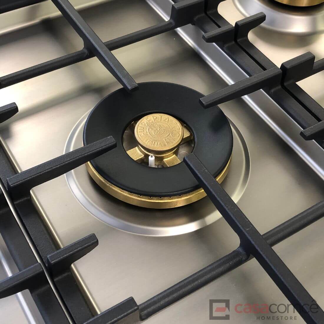 Cooktop a Gás Bertazzoni Master 5 Bocas Inox 92,5cm: close-up de queimador Sabaf em latão, trempes de ferro esmaltado e acabamento inox italiano
