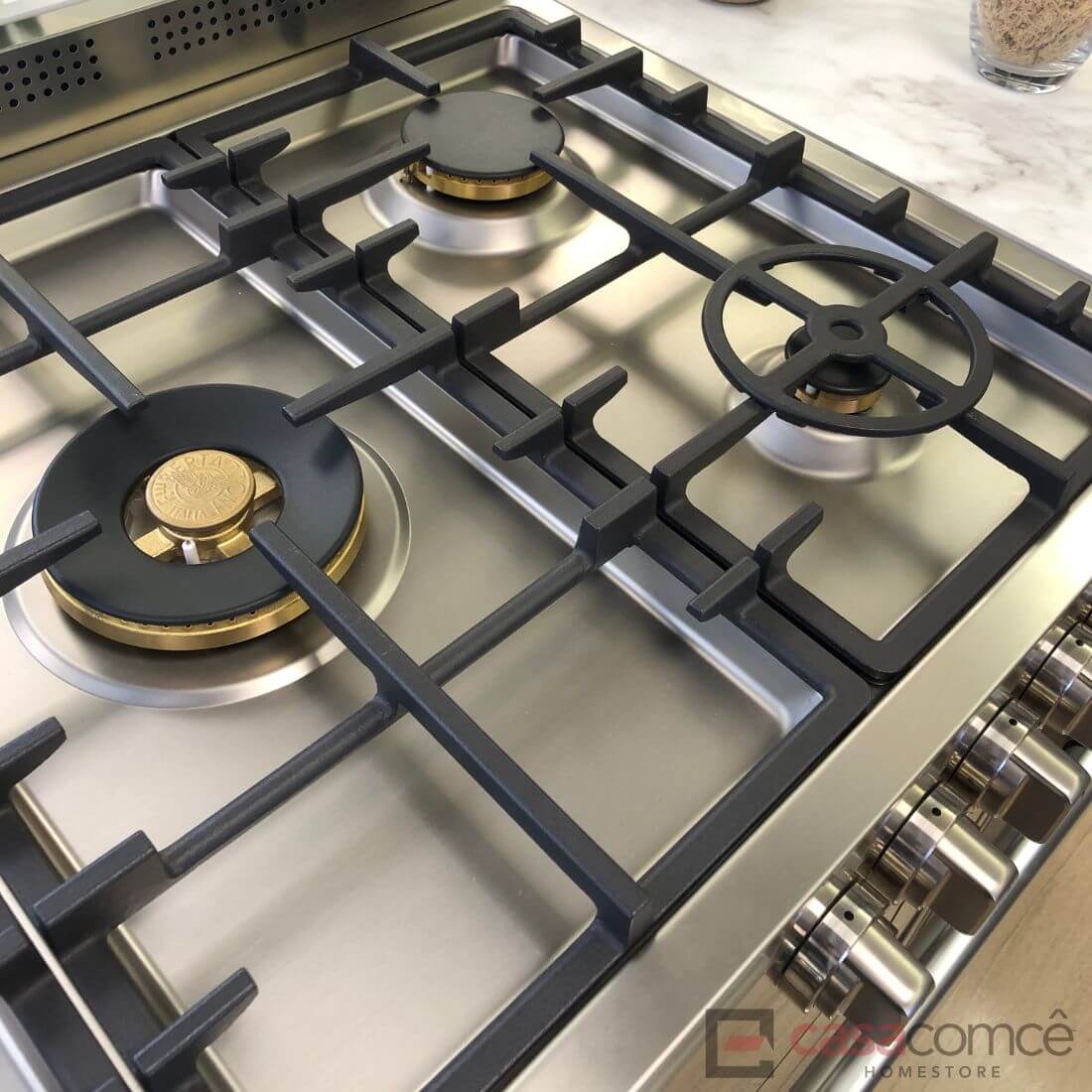 Fogão Bertazzoni Master Inox 90cm 5 Bocas Forno a Gás 142 Litros: fogão de piso inox escovado 5 bocas com trempes em ferro, queimadores em latão e botões inox