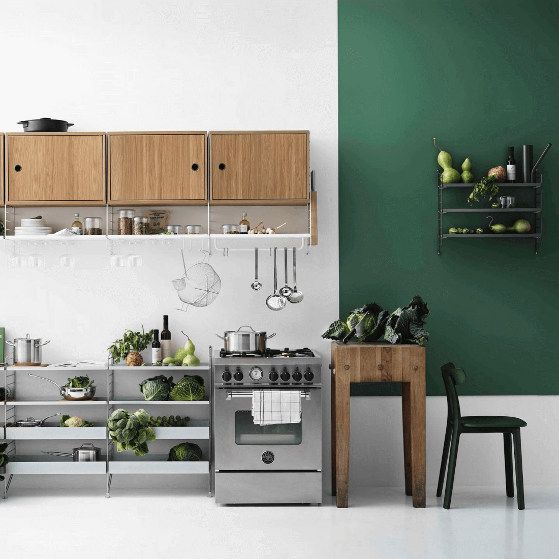 Fogão Bertazzoni Master Inox 60cm 4 Bocas Forno á Gás 60 Litros — fogão de piso inox com 4 bocas, grelhas em ferro, puxadores cromados, estilo italiano