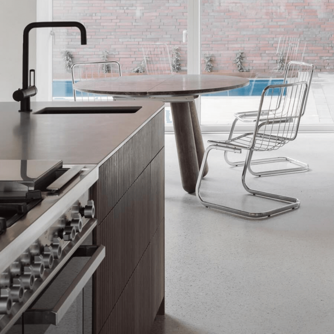 Fogão Bertazzoni Professional Preto 120cm 6 Bocas Forno Duplo 138L em cozinha de piso preto inox, 6 bocas Sabaf, grelhas em ferro fundido e painel frontal