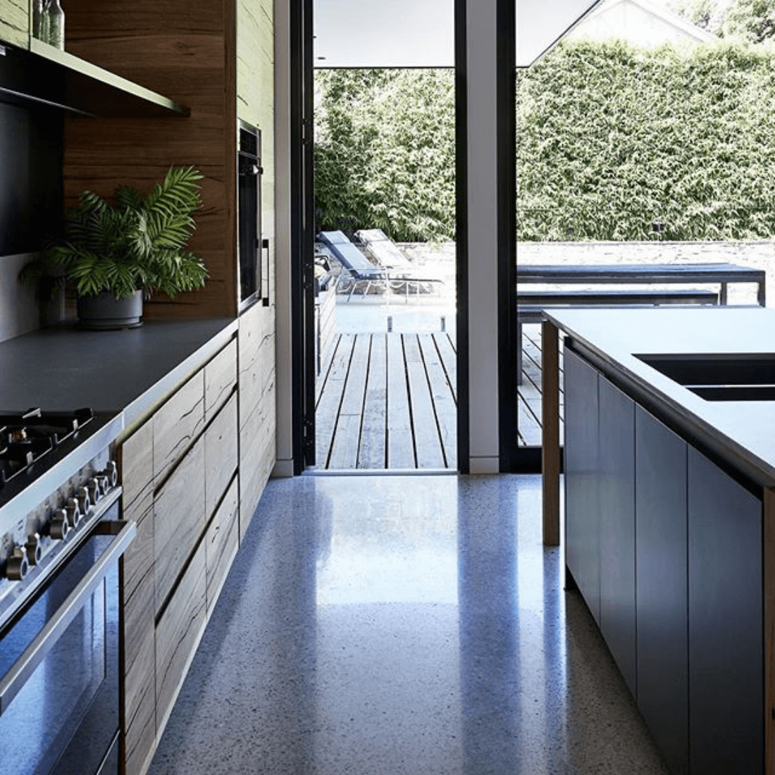 Fogão Bertazzoni Professional Preto 90cm 6 Bocas Forno Elétrico 108L em cozinha de piso preta e inox, 6 bocas, grelhas robustas e design profissional