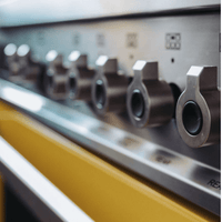 Fogão Bertazzoni Professional Amarelo 120cm 6 Bocas Forno Duplo 138L em piso, inox escovado amarelo, puxadores e painel de controle metálico visíveis