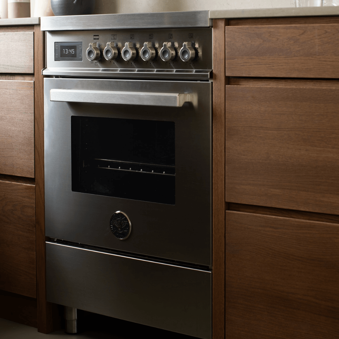 Fogão Bertazzoni Professional Inox 90cm 6 Bocas Forno Elétrico 108L em inox escovado embutido, 6 botões, puxador robusto e forno elétrico ventilado