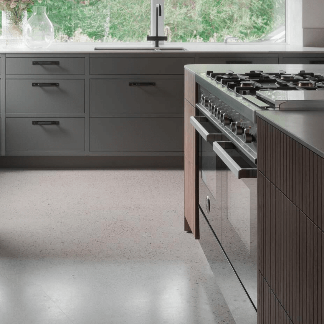 Fogão Bertazzoni Professional Preto 120cm 6 Bocas Forno Duplo 138L em cozinha de piso preto inox, 6 queimadores Sabaf, grelhas em ferro fundido e puxadores robustos