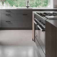 Fogão Bertazzoni Professional Preto 120cm 6 Bocas Forno Duplo 138L em cozinha de piso preto inox, 6 queimadores Sabaf, grelhas em ferro fundido e puxadores robustos