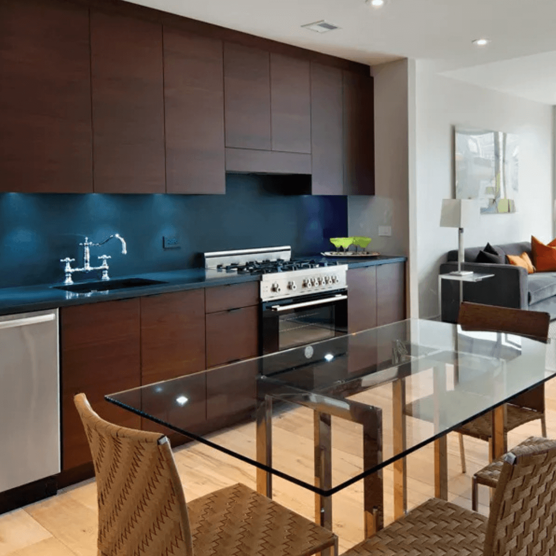 Fogão Bertazzoni Professional Preto 90cm 6 Bocas Forno Elétrico 108L em cozinha estilo italiano, embutido de piso preto com grelhas ferro fundido