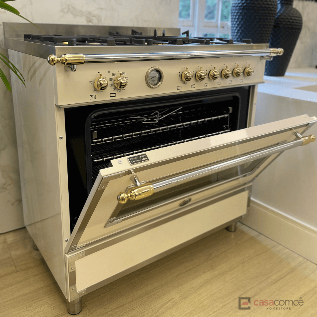 Fogão Bertazzoni Heritage Marfim 90cm 6 Bocas Forno Elétrico 103L - fogão de piso marfim com 6 bocas, forno elétrico aberto, puxadores dourados e grelhas ferro fundido