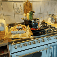 Fogão Lofra Dolcevita Branco 90cm 5 Bocas Forno Duplo Elétrico 106L - fogão de piso branco com 5 bocas, painel dourado, grelhas de ferro e design italiano