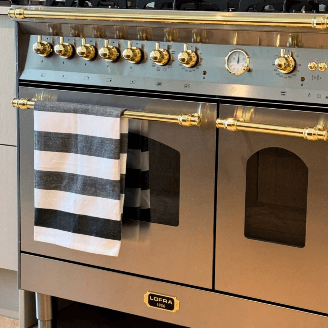 Fogão Lofra Dolcevita Inox 90cm 5 Bocas Forno Duplo Elétrico 106L — fogão de piso inox 5 bocas com puxadores e botões dourados, forno duplo elétrico