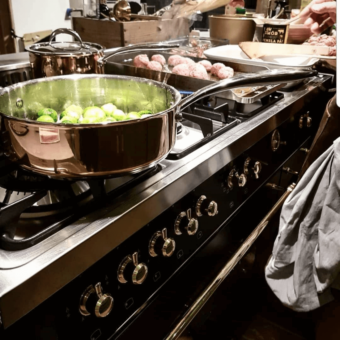 Fogão Lofra Dolcevita Preto 120cm 7 Bocas Forno Elétrico Duplo 124L de piso preto com 7 bocas, painel cromado, grelhas e puxadores profissionais