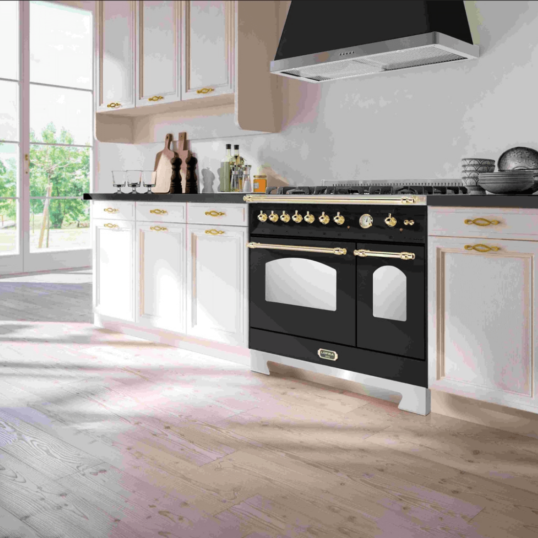 Fogão Lofra Dolcevita Preto 90cm 5 Bocas Forno Duplo Elétrico 106L em fogão de piso preto fosco com puxadores dourados, grelhas e painel profissional