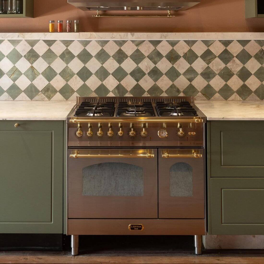 Fogão Lofra Dolcevita Inox 90cm 5 Bocas Forno Duplo Elétrico 106L — fogão de piso inox 5 bocas com forno duplo elétrico, puxadores e detalhes dourados