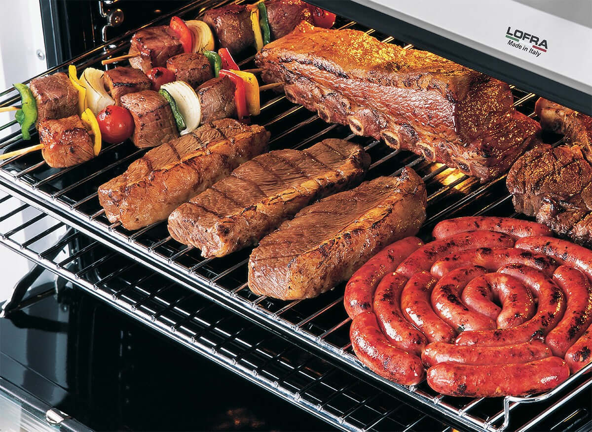 Fogão Lofra New Maxima Inox 60cm 4 Bocas Forno Elétrico 72L - fogão de piso inox com forno elétrico aberto mostrando grelhas e carnes assando