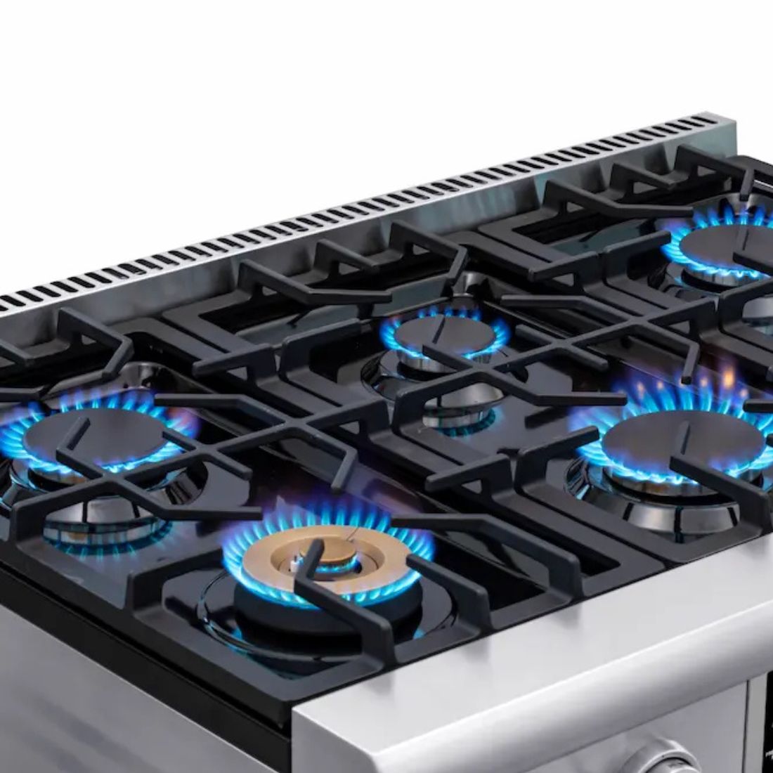 Fogão Evol Profissional 6 bocas com queimadores acesos mostrando chama azul e acabamento inox