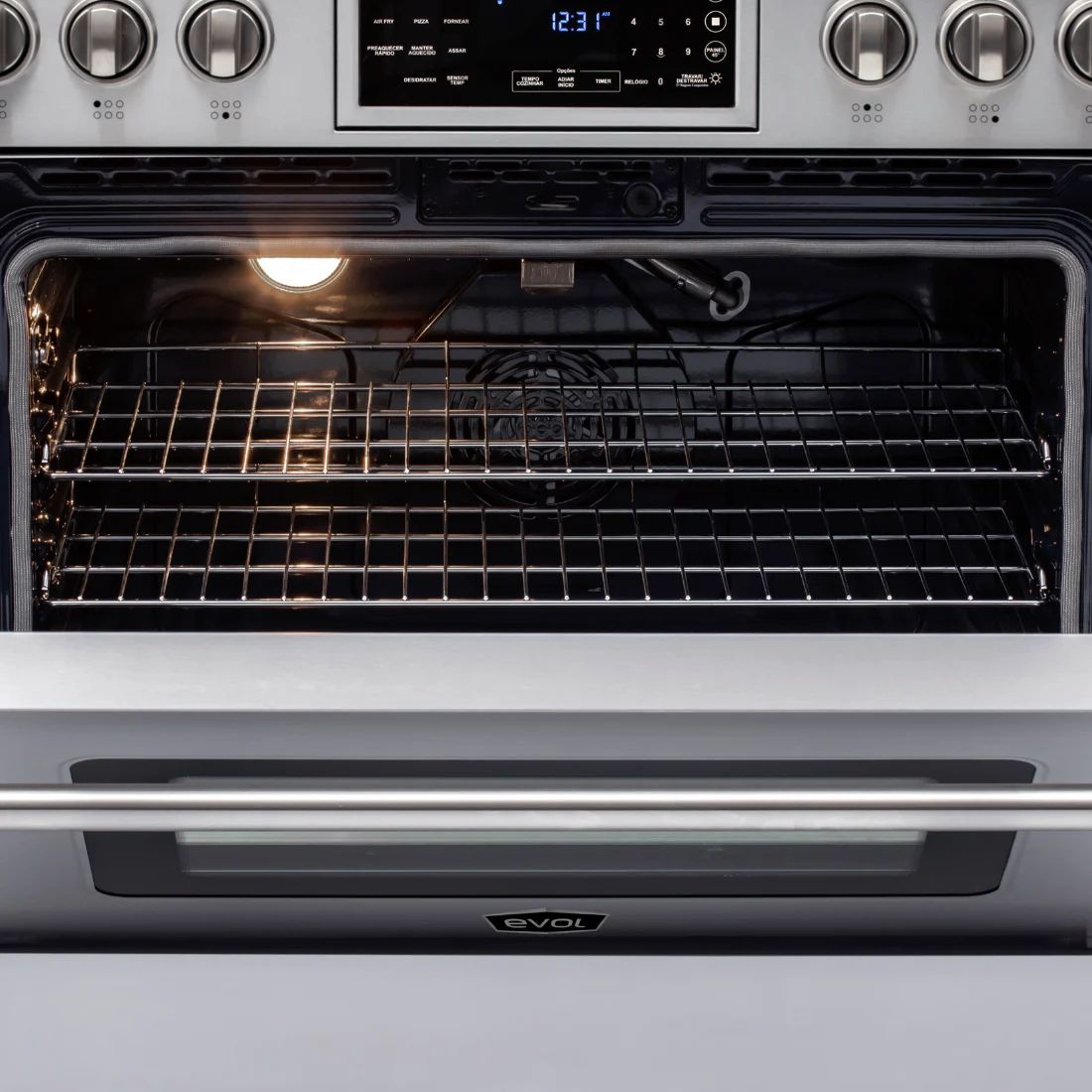Fogão Evol Profissional forno elétrico 163L aberto com grelhas e luz interna mostrando interior e controle digital