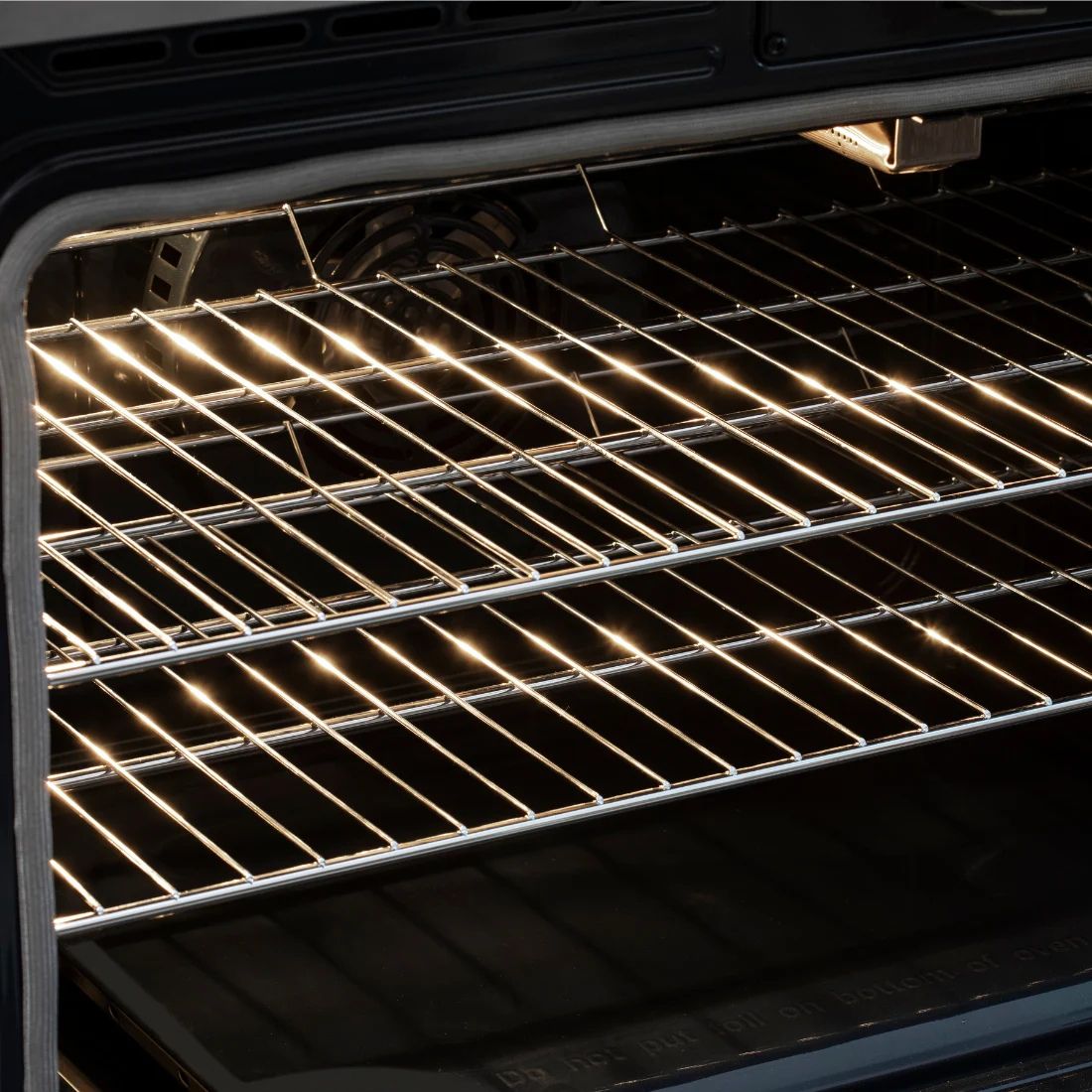 Fogão Evol Profissional forno elétrico de 163L com prateleiras internas e luz interna, detalhe do interior do forno