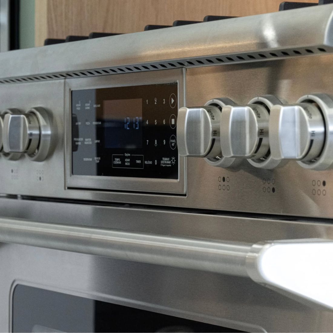 Fogão Evol Profissional inox 6 bocas com painel digital, forno elétrico 163L e botões de controle em close