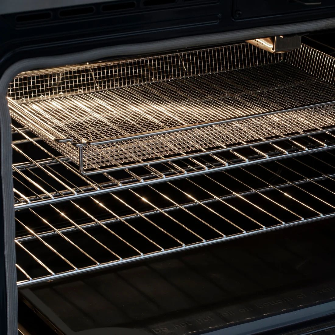 Fogão Evol Profissional forno elétrico 163L com grelhas e cesta air fryer interna vista detalhada