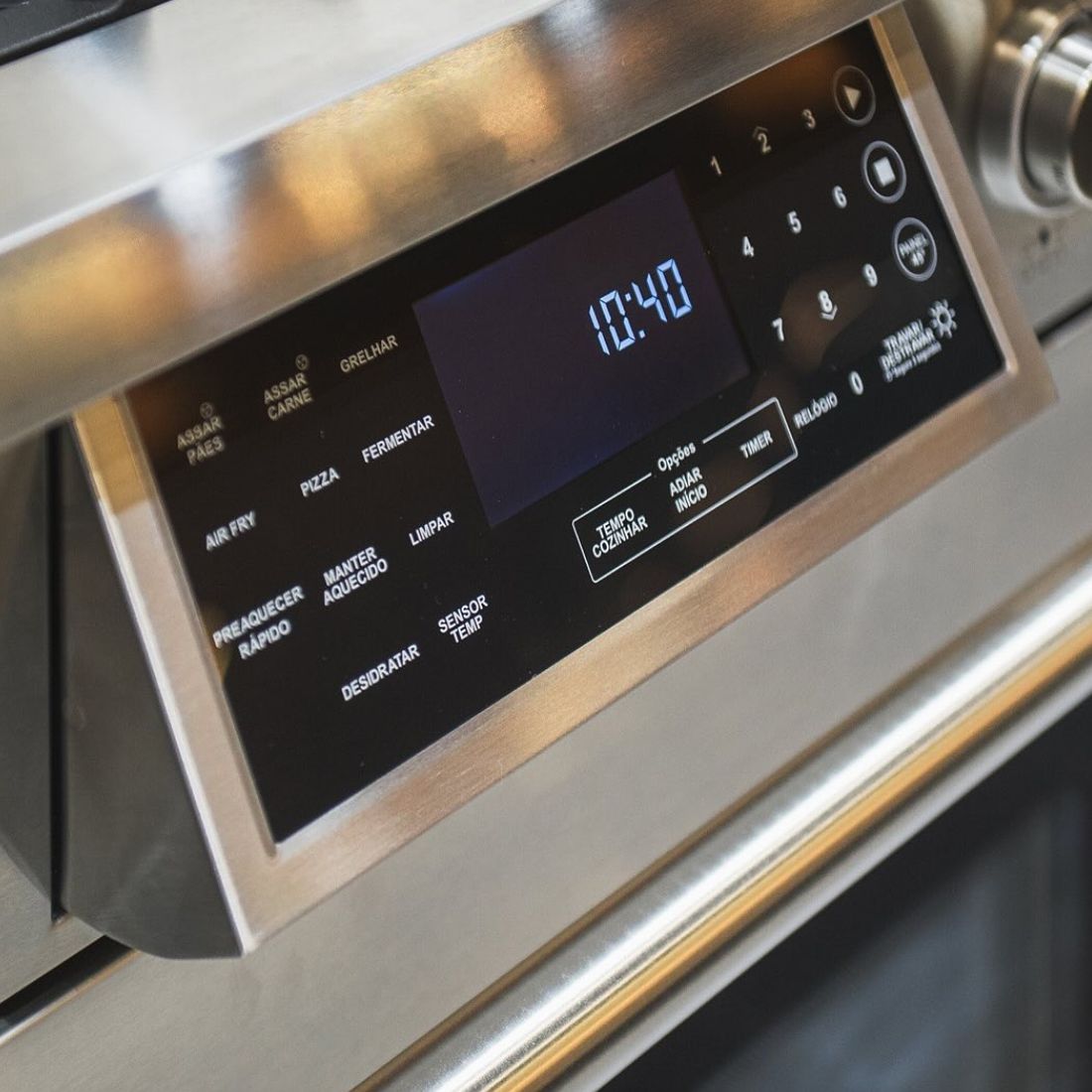 Painel digital do Fogão Evol Profissional com funções do forno elétrico e Air Fryer, mostrador 10:40